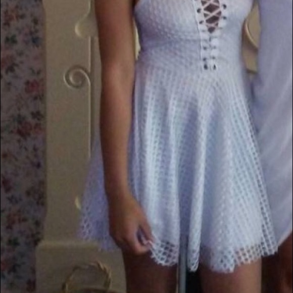 White dress, over layers with laced fabric - Picture 2 of 2